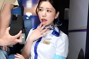 デカチン画像を何枚も見せられた熟女CA。子宮が火照り出して体をモジモジさせてしまう