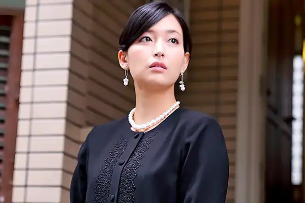 並木塔子 親父の葬式で未亡人になった義母に再会して…欲情した連れ子が仏壇の前で近親相姦レイプ！