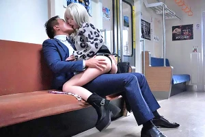 雪が原因で閉じ込められた終電で…めっちゃ美人の金髪ギャルに誘惑されてセックス！ MINAMO