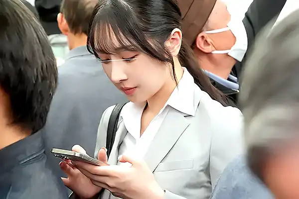 タイトスカートがパツパツの美人OLを尾行-満員電車でデカ尻に触れて痴漢する-