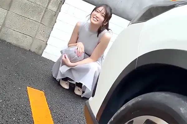 清楚なお姉さんにリモバイを仕込んでお散歩！駐車場や買い物中のコンビニで快楽に悶え出す