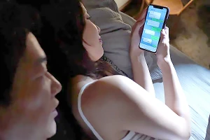 嫁のスマホに隠された裏の顔–スレンダーな美人妻が他人棒を貪るようにフェラする 市来まひろ