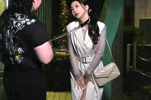 ペットのように夜の街を散歩させられる人妻。首輪をつけられたまま公衆便所でオナニーする 愛弓りょう