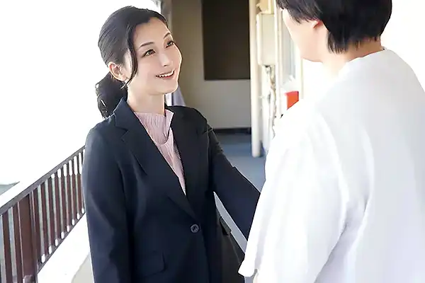 期間限定の同居生活で人妻の叔母が放つ色気に動揺–タイトスカートの美尻を見て欲望が疼く 吉永塔子