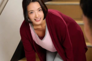 ゴミ出し中の人妻がノーブラで乳首ポロリハプニング。騎乗位で子宮にデカチンを擦り付け乱れる