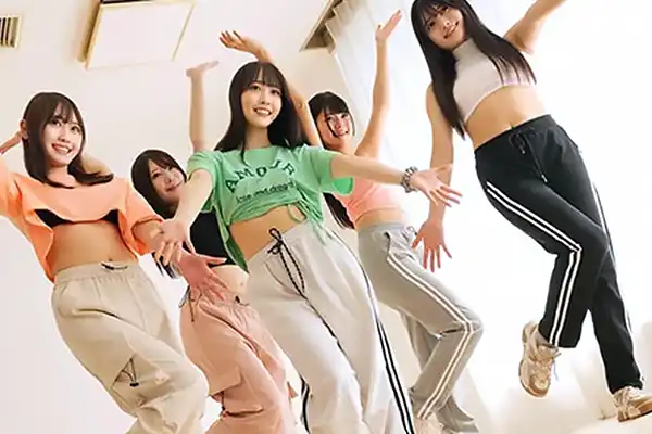 アイドルデビューを控え強化合宿にやって来た美少女たち。レッスン後の着替えまで完全記録する