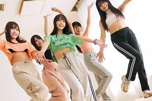 アイドルデビューを控え強化合宿にやって来た美少女たち。レッスン後の着替えまで完全記録する