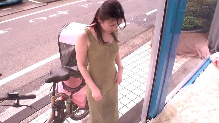 マジックミラー号 マキシワンピを着ている女性はスキだらけ！？ 20代の人妻に「服着たままで良いので、電マ当てさせてくれませんか！？」と声掛け乗車！着衣越しでもハッキリわかる 乳首！マンスジ！潮シミ！ 無防備な若妻は初めてのクイックマッサージ体験で潮をまき散ら…