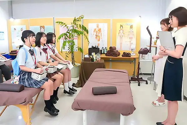 エステ専門校のオープンキャンパスで…JKがたった1人の男子を手コキ責め！