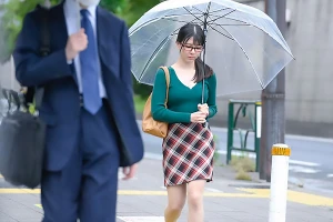 メガネの女子大生宅に押し入り輪姦レイプ！チンポをイラマチオさせながらバックで激ピス