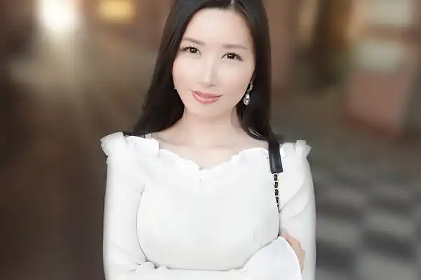 【シロウトTV】えっちなお姉さん大好き！ドスケベフェロモンムンムンの美人33歳が登場！エロ漫画体型で包み込みフェラ＆ムチムチボディで精子空になるまで搾り尽くし快楽セックス