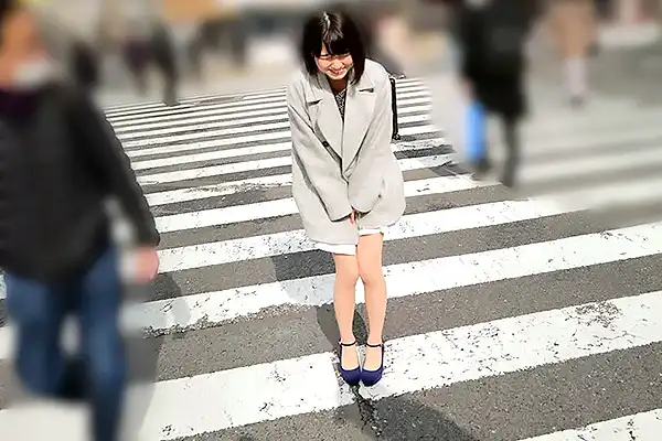我慢できずに震える美少女！リモバイ散歩の果てに手マンされて絶頂
