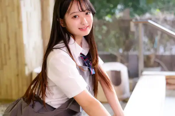 住み込みで働いている美少女J系達が、過激なサービスをしてくれるという旅館に突撃