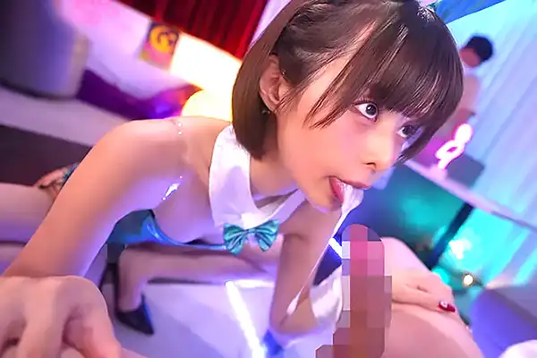 淫乱バニーがうさケツを振りながらおしゃぶり。尻もフェラも楽しめるコスプレピンサロ 月乃ルナ