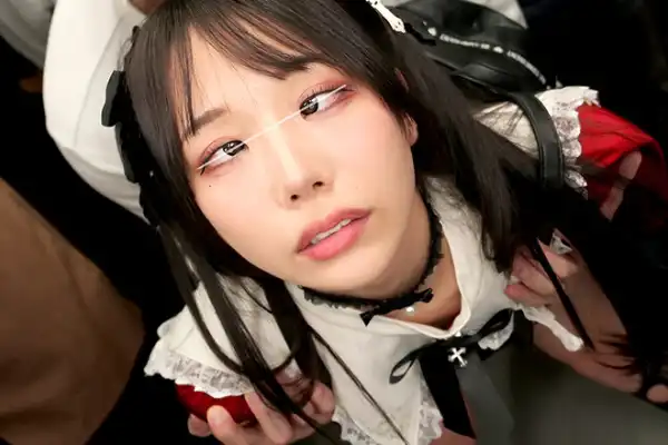 地雷系女子がアヘ顔絶頂！電車内で密着されて潮吹き中出しセックス