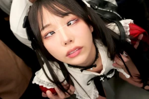 地雷系女子がアヘ顔絶頂！電車内で密着されて潮吹き中出しセックス