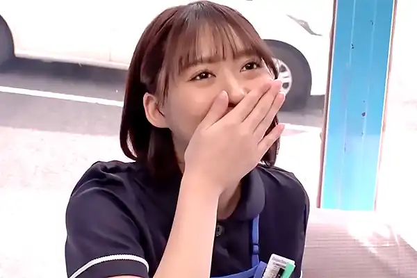 【マジックミラー号】美人ナースに性処理サポートを依頼–デカチンを優しく握って手コキする