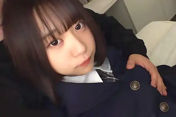 ウブで汚したくなる制服の美少女。濃厚なベロキスを交わしてワレメを愛撫する