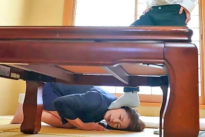 息子の過ちを土下座で詫びる人妻が…顔面を踏みつけられてパンティを剥ぎ取られる！ 友田真希