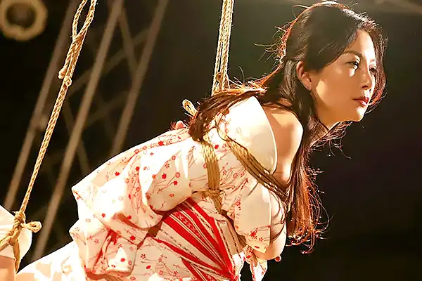 NTR願望のある夫に頼まれて…美しい人妻が緊縛ショーに出演! 一色桃子