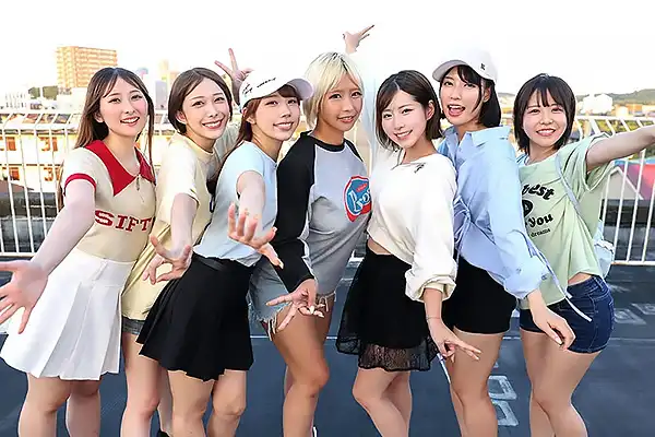 【VR】女神がくれた奇跡！女子友7人＋元女神とハーレム学園生活で6時間超濃密チ●ポ争奪戦！！過去最大級の絶倫ハーレムSEX