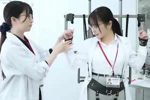実験室で拘束されたAVメーカー女子社員！固定電マ責めで絶頂潮吹きを連発