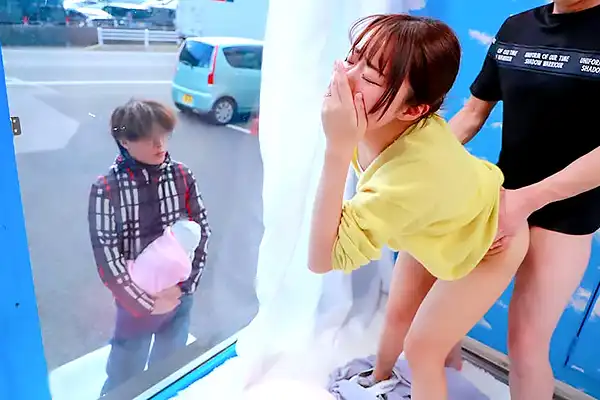 【マジックミラー号】すぐ目の前には愛する家族が…美人妻が立ちバックで膣奥を突かれて悶える！ Post155