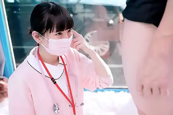 【マジックミラー号】美人ナースに怪我人の性処理を頼み込む–デカチンを見せつけて手コキしてもらう