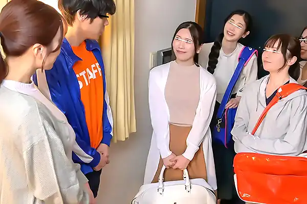 お義母さんの熟れた美尻に興奮した男が…激しい手マンで責め立てる！