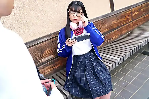 ゲーム好きなオタク地味女子–男子をトイレに誘い込んで突然おしっこする姿を見せつける Post155