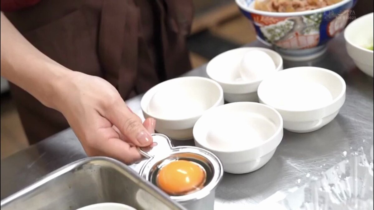 隠れエロボディの牛丼チェーン店で働くパート主婦が学生バイトと避妊具なしでネチョベロ不倫中出し 宮島めい