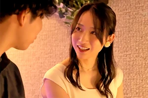 ママ友に紹介されたマチアプに登録した美人妻–バーで青年と不倫密会する 水戸かな 紺野ひかる