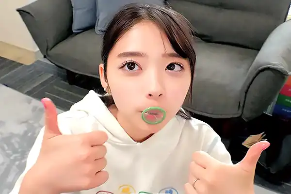 新婚の人妻が手を使わずにコンドーム装着に挑戦！デカチンに苦戦して大量のヨダレが溢れる