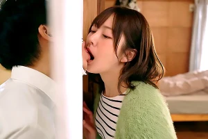 穴越しに始まる禁断の接触！寂しさを抱えた人妻が隣人と濃厚ベロチュー 青空ひかり