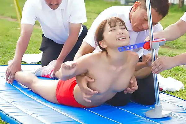 野外で体力テストに挑む全裸美女！手マンされながら上体反らしにチャレンジ 星乃莉子