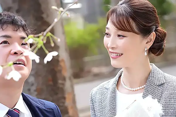 圧倒的な美貌のアラフィフ人妻–卒業式を迎えた連れ子と禁断のキスを交わす–松本翔子