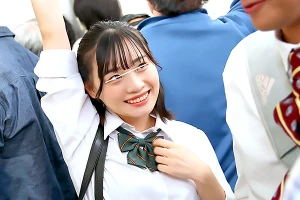 韓国風メイクでイケメンにアピってるJKが…電車痴漢されてパンツを濡らす！