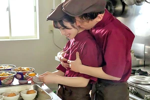 牛丼屋勤務の美人妻が…パートの隙に他人棒を咥えてご奉仕 小湊よつ葉