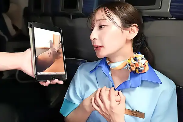 気品ある熟女CAがデカチン画像に心を乱される。本物チンポを見せられて理性が揺らぐ Post155