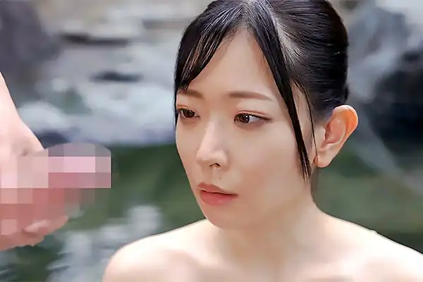 デカマラを見せつけられた美人妻。湯けむりの中で浮気フェラ！ 天宮かすみ