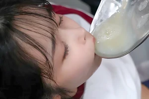 ネバスペを解禁した大人しい美少女…白濁まみれで可愛い顔を汚される ひなたなつ