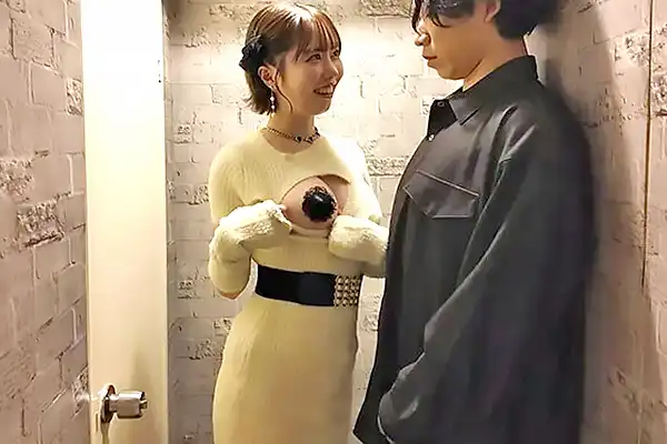 AVにカムバックした巨乳痴女！トイレで男を誘惑して中出しセックス 小栗操