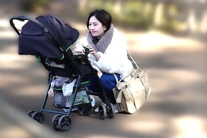 子供と公園をお散歩していた巨乳人妻–借金取りに自宅まで尾行され襲われてしまう 木村玲衣