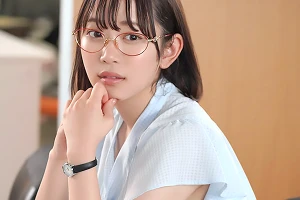 地味な新卒女子社員がビッチに豹変！童貞のおじさん上司を騎乗位で犯して筆おろしする 架乃ゆら