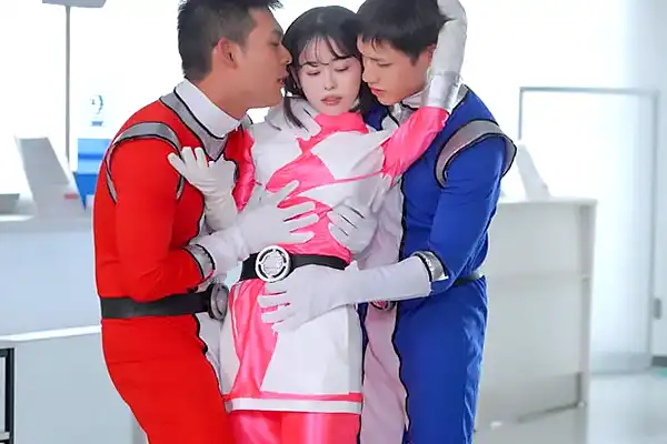 ピンクレンジャーの性欲が暴走！平和を守った後は3Pセックスに没頭 MINAMO