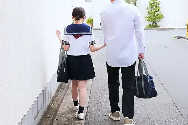 ミニマムボディのJK妹が淫語で煽る！電マオナニーをじっくり見せつける 日向由奈