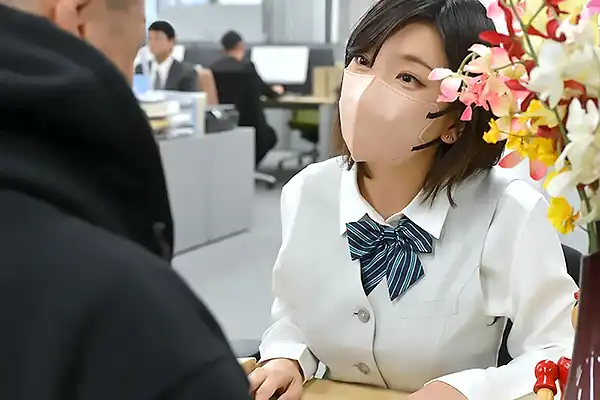銀行に押し入った強盗が暴走！人質の美人妻を手マンで弄ぶ 紗弥佳