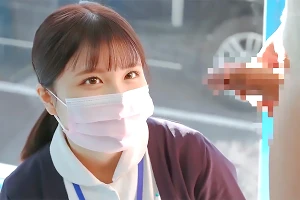 【マジックミラー号】美人ナースが勃起しっぱなしのデカチンを触診！優しく握って手コキしてくれる