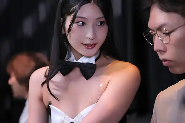 ガチ恋大学生とバニーガール若妻！シンママの散らかった部屋で中出しに溺れる 本庄鈴
