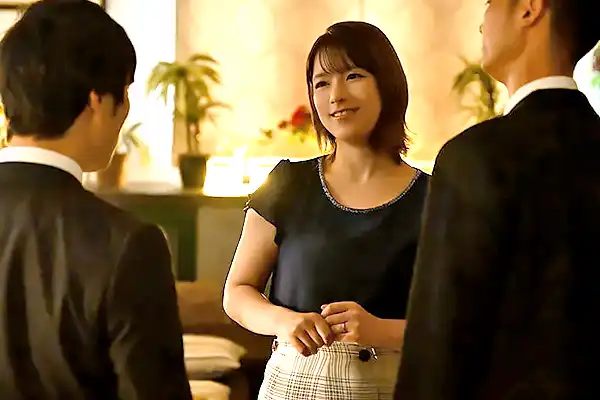 人妻が夫の部下と2人きりにされて–強引に唇を奪われて巨乳を揉みしだかれる 高梨真緒